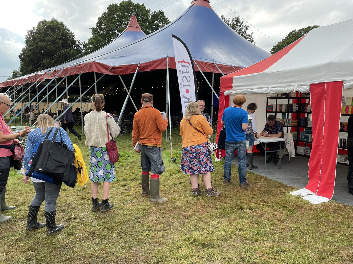 Bookishcrick's tweet image. Phew!! HUMUNGOUS signing queue for Simon Armitage @GreenManFest