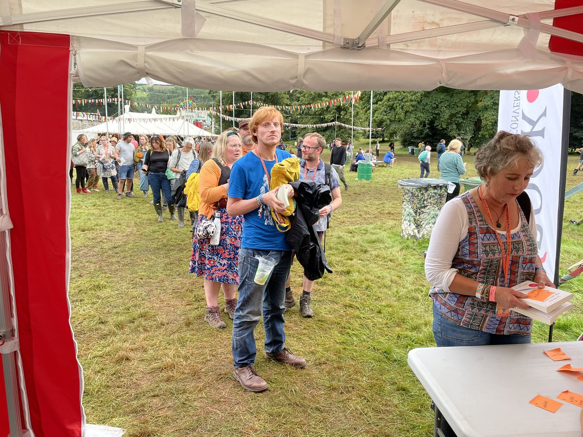 Bookishcrick's tweet image. Phew!! HUMUNGOUS signing queue for Simon Armitage @GreenManFest