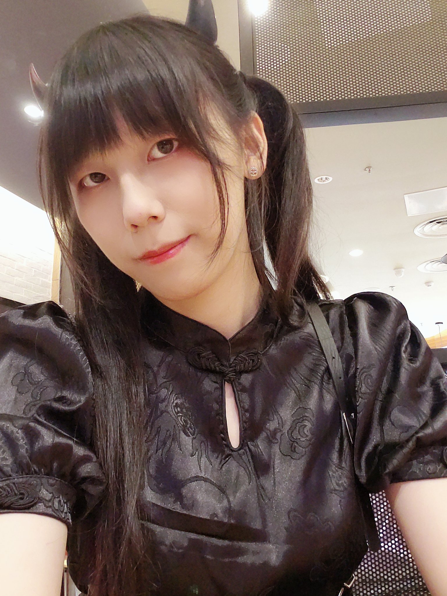 渺凉on X: ＃药娘＃伪娘＃男娘＃白丝＃可爱的男孩子MTF 嘿！今天是小恶魔！（明明是酷酷的衣服穿出来有点像可爱风格