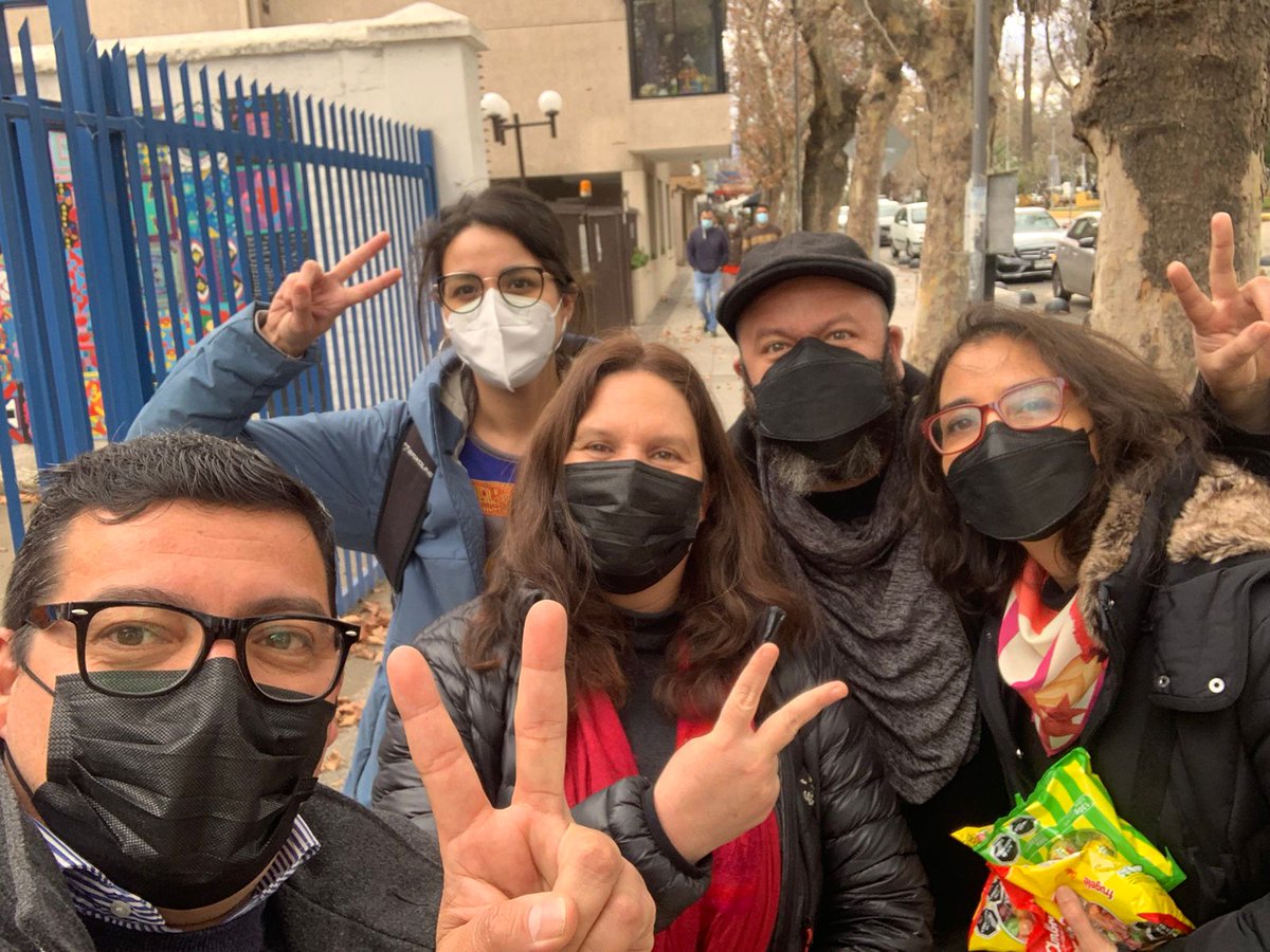 Aquí con <a href="/Mayafernandeza/">Maya Fernandez Allende</a>
@emiliosioux <a href="/monamonik_/">Mónica</a> <a href="/cperezoso/">CPO</a> a punto de votar 😍
Aún hay tiempo es hasta las 18 horas!  #ConsultaCiudadana 💪🏽si quiere saber su local de votación y participar vaya vaya  consultaciudadana2021.cl
Nunca más sin la ciudadanía ✊🏾 @PaulaPdta