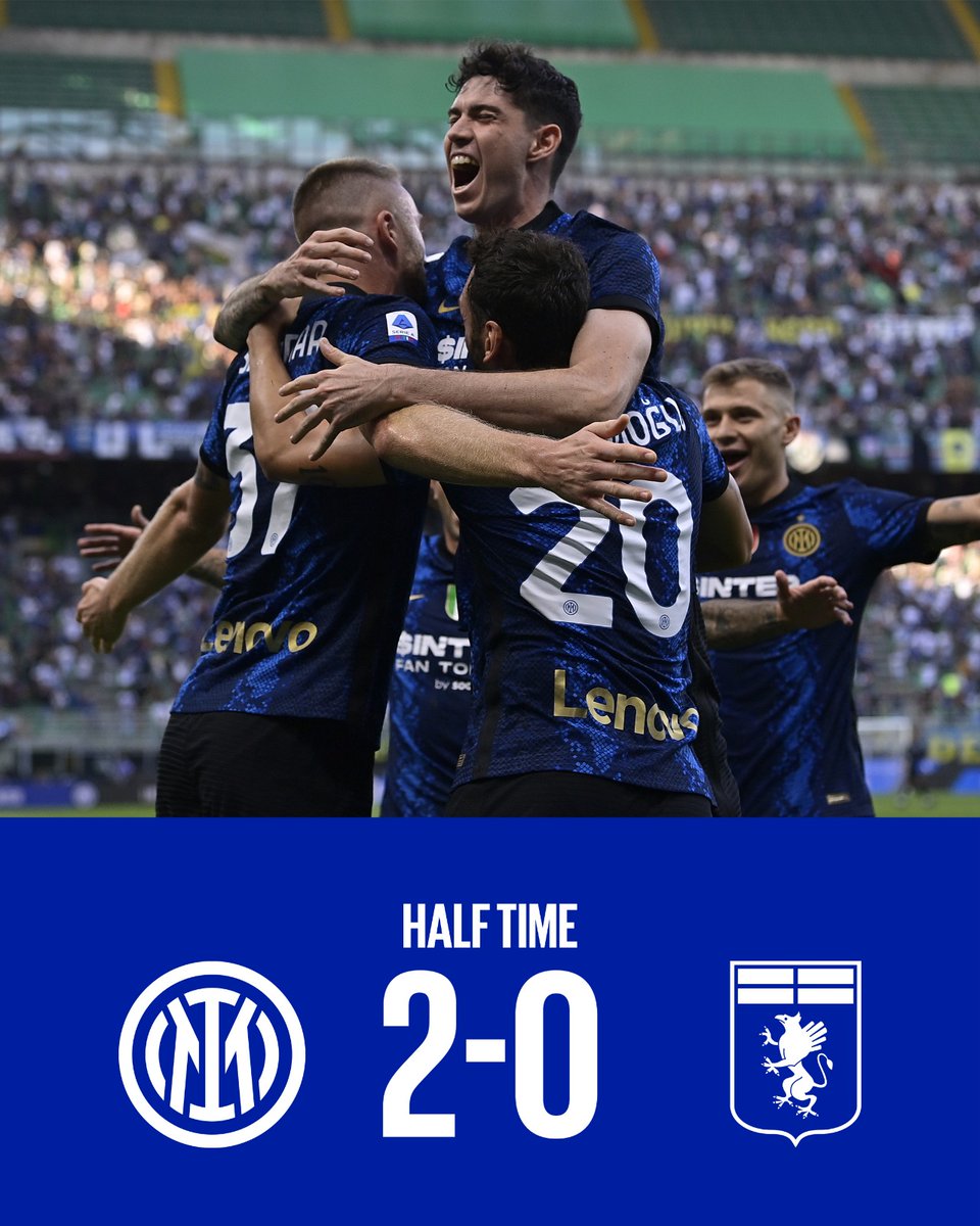 Inter's tweet photo. ⏸️ | INTERVALLO

Fine primo tempo a San Siro, siamo avanti di due gol! ⚽⚽
I ragazzi sono sul pezzo 💪🏻💪🏻💪🏻

#InterGenoa 2⃣-0⃣

⚽️ #Skriniar (6')
⚽️ @hakanc10  (14') https://t.co/rcOZQ4AvaH