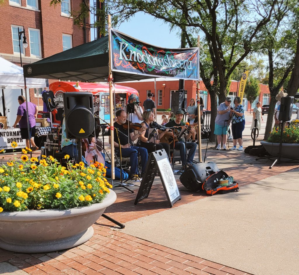 AngieKansas's tweet photo. #NationalHoneyBeeDay at Old Town Farm & Art market
#otfmwichita #wichitaks #ictfarmandart https://t.co/Ow5BcIxCfp