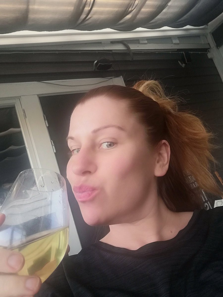 AryaStark_got_'s tweet photo. Lugnet i uterummet. Vin #flashbackforever från början, myskläder och sunkfrilla. Skål❤️ https://t.co/36htnxJzzu