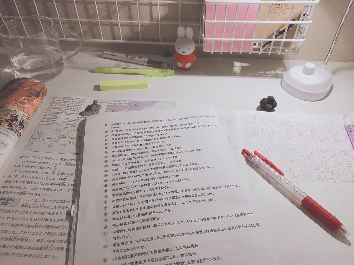 Jami_n09's tweet photo. 夜中に勉強😪先輩に教えてもらいながらやってます！！✨夜中に歴史やるのはキツい😭
 #勉強垢さんと一緒に頑張りたい  #勉強垢  #勉強  #勉強通話 https://t.co/PzSzEHS3W2