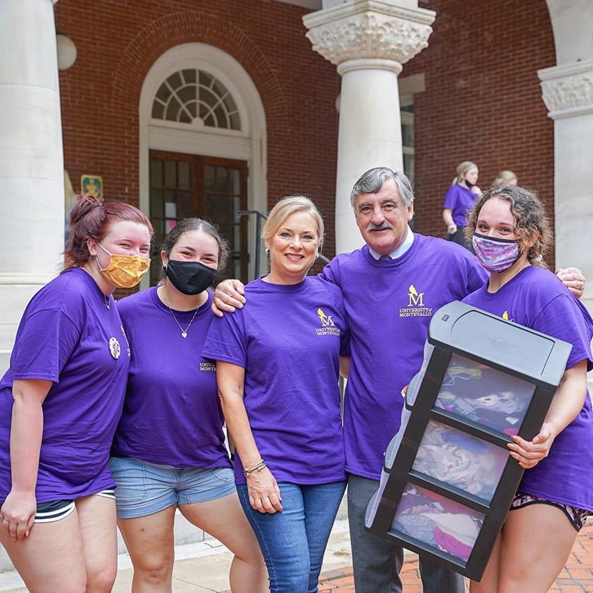 PurpleVictory's tweet photo. “We’ve got WORK WORK WORK WORK WORK to do!”
We loved getting to meet everyone while helping with Move-in day! 💜✌️ So many Baby Purples 🤩 https://t.co/uFriGm7N59