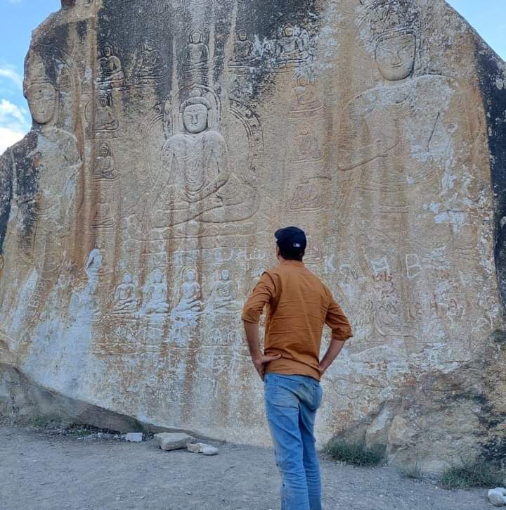 #ManthalBuddha Rock is a large granite rock on which picture of Buddha has engraved which probably dates back to 8 century. This rock is located in Manthal village of Skardu Town, in Pakistan. 

#visitpakistan #gilgitbaltistan 
#Travelwithanchan #Anchan #AliSalmanAnchan