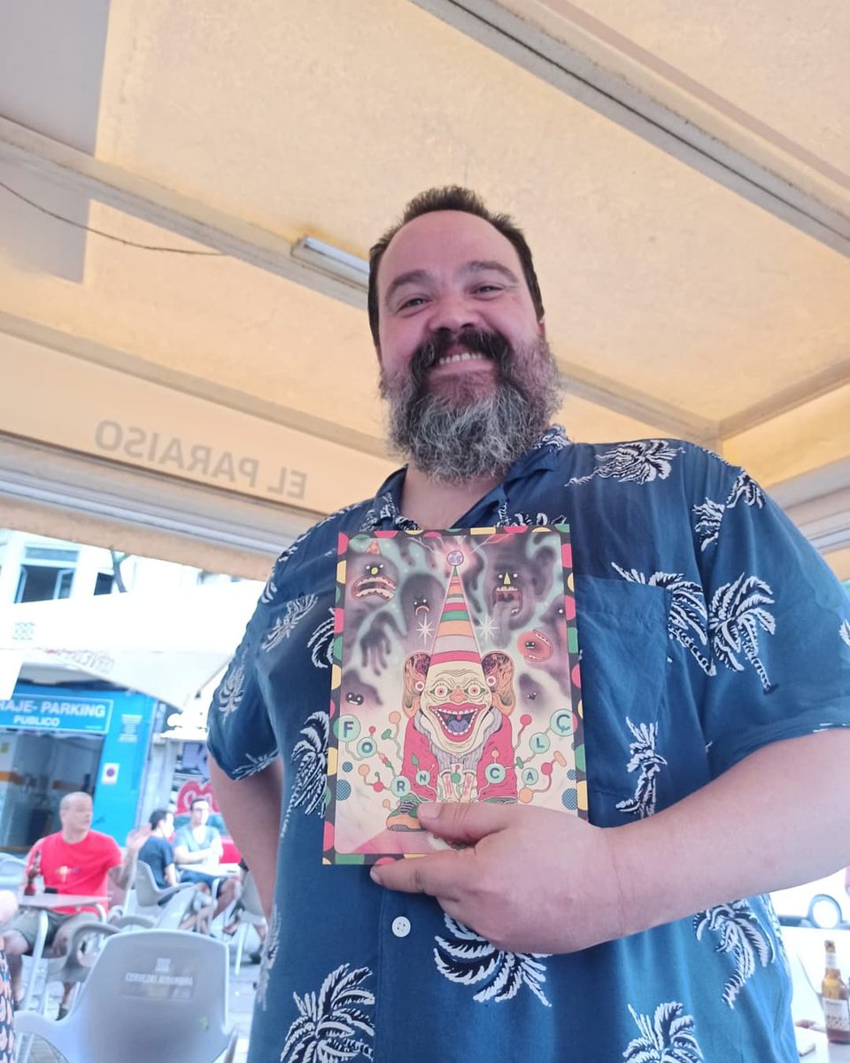 Pues ayer aprovechando que estaba en @BangarangComics me pille por fin #forndecalç de <a href="/ExtincioEd/">Extinció Edicions</a> , un prozine dirigido por <a href="/yupyop/">A7</a> y que incluye obra de artistas tan interesantes como Cristia Robles,  <a href="/g_molist/">Gabri Molist</a> <a href="/monmagan/">Mon Magán</a> @geniespinosa @mar__mascaro Lorena Rivega @Alexis_Nolla 👇