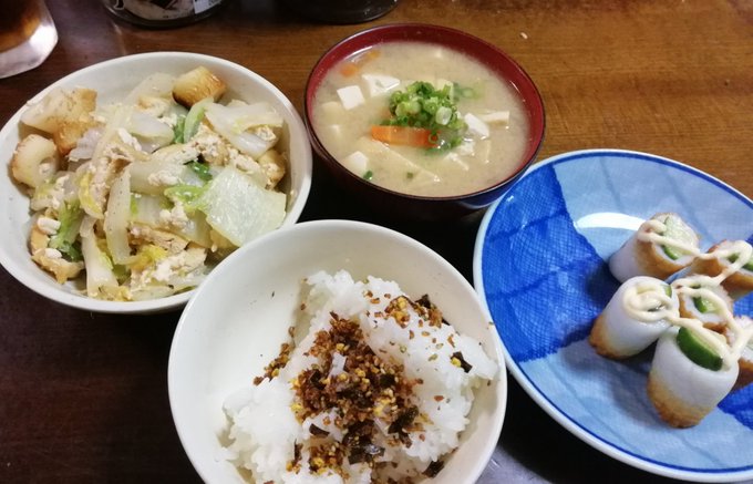 夜食のお供は白菜のおけん茶と竹輪キュウリでござい。 