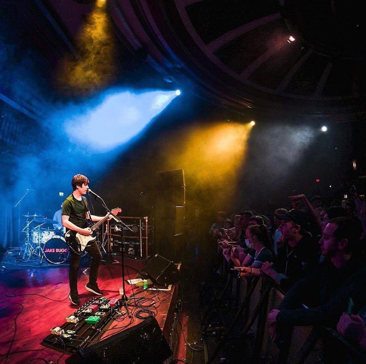 JakeBuggMexico's tweet photo. Jake ayer dio su primer concierto del año en @banquetrecords
Su álbum ahora está posicionado en el 🥇 primer lugar de las listas de iTunes 🇬🇧 🙌🏻 
#JakeBugg #SaturdayNightSundayMorning #AppleMusic #Spotify #itunes #banquetrecords https://t.co/RM6GUqWYMj