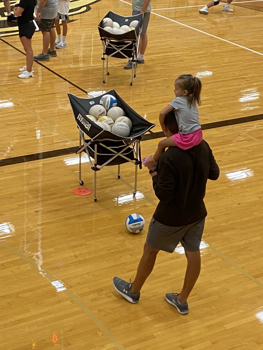 MrsBailey_GCHS's tweet photo. Maddenโs first #DigsWithDad practice and this picture is ๐
@CoachBaileyGC https://t.co/ZXMF0YKTmB