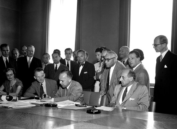 JamesGavitt's tweet photo. In the 1951, countries signed a treaty that became known as the 1951 Refugee Convention and is now the basis for international refugee law. It was a response to the terrors of World War II, when millions of people could not find refuge and were murdered. /1
#save_khadija https://t.co/HeXocdGE6Q