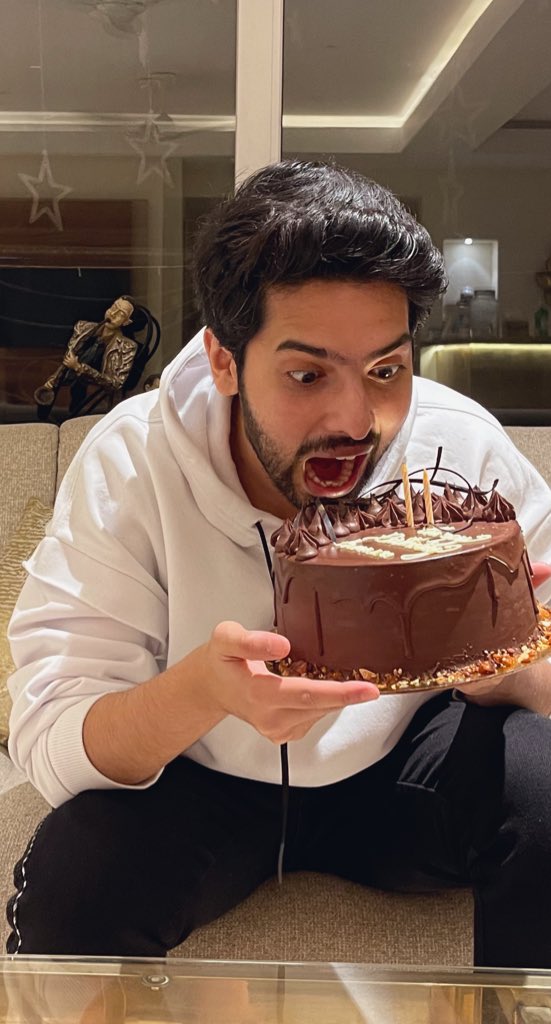 ArmaanMalik22's tweet photo. posting these birthday eve pictures exactly a month later.. couldn’t post it back then coz I was not in the best state of mind with everything that was happening. you guys wanted these toh I thought you should have em 🤍 https://t.co/SR9UqcIUty