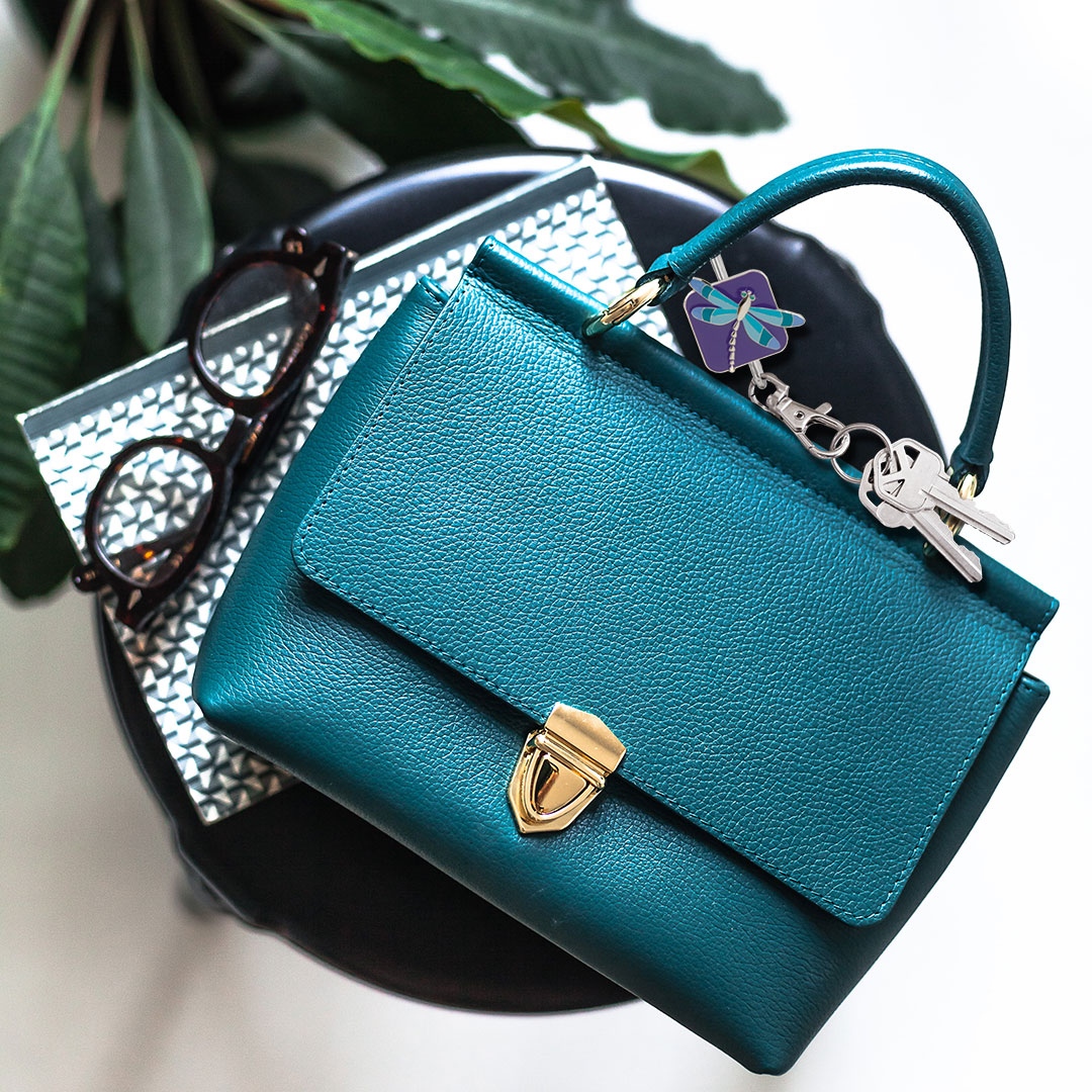 FindersKeyPurse's tweet image. Teal or Turquoise? Either way, we ❤️ this color! And yes, we have a Finders Key Purse® to match!⁠
⁠⁠⁠
#finderskeypurse #tealorturquoise #fashion #ootd #loveit #handbag #purse #findyourkeys #favoriteaccessory #keys #giftideas #whatsinmybag #shopsmall #womanowned #nomoredigging