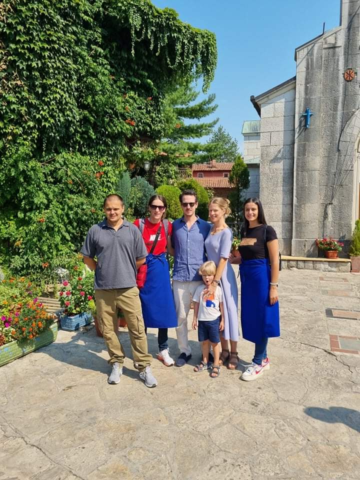 GocaStakic's tweet photo. @PrincFilip1 
Čast nam je i ponos 
Slikati se sa Našim Princom i njegovom porodicom.
Hvala Vam na pažnji koju ste nam ukazali. 
Sve najbolje Dragi Prinče. 🇷🇸👑 https://t.co/ukq55h9Ikx