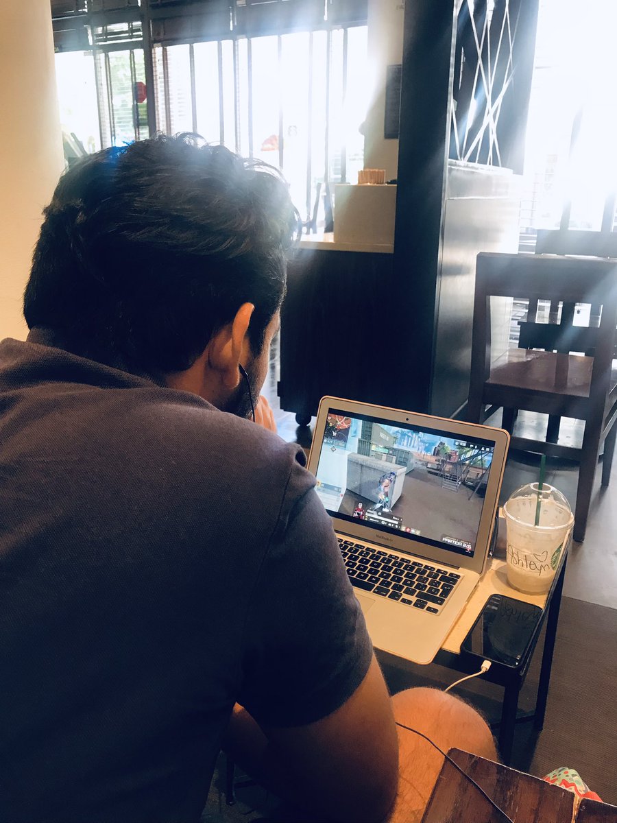 ashleyn1's tweet photo. Así vive la #FreeFireLeague el coach de Chivas! #gochivas #Strasan🥰 esto apenas empieza ánimo 🔥@XavyBecker @_AlanQ ajajajaja que tensión 😅 https://t.co/XlaT2Vb2bh