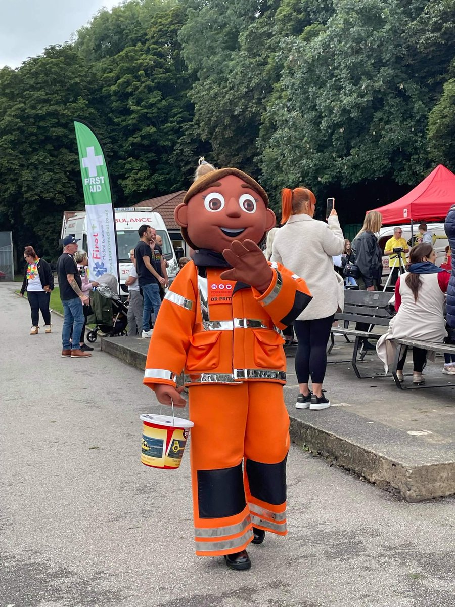 1stplusmedical's tweet photo. Today we were providing medical cover for @BatleyPride. What a great day it's been, we met @kimleadbeater, @YorkshireAirAmb, &amp; colleagues from @WestYorksPolice &amp; @KirkleesCouncil helping raise awareness on hate crime and pride positivity https://t.co/6wJgiWT2M2