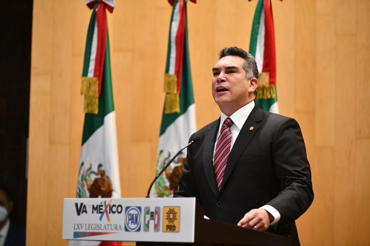LauHaro's tweet photo. #VaXMéxico es un bloque Legislativo que trabajará por y para las familias mexicanas. Tenemos muy clara la ruta, la cuál es ser una oposición que defenderá la democracia, las instituciones y que rescatará a México del peor retroceso de la historia. https://t.co/AMqhg2sxqP