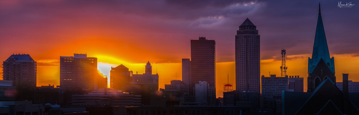 DesMoinesPhoto's tweet photo. Turn your phone sideways to fully appreciate this one. 
#DesMoines #sunset https://t.co/zmzKOSw0DM
