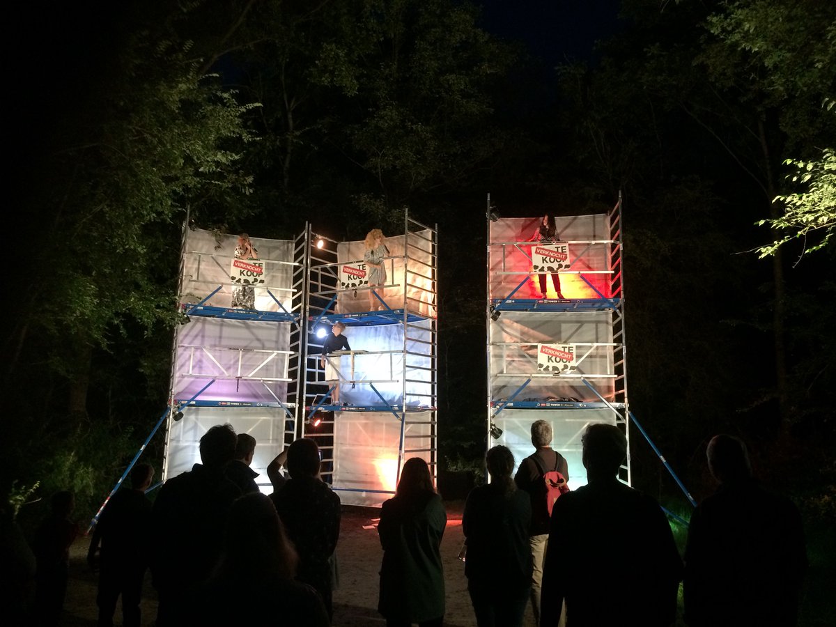 cor_kool's tweet image. Eindelijk weer eens wat cultuur! Nachtelijke beleving van @roest_vrij is een prachtige belevenis: Drenthe vs Randstad