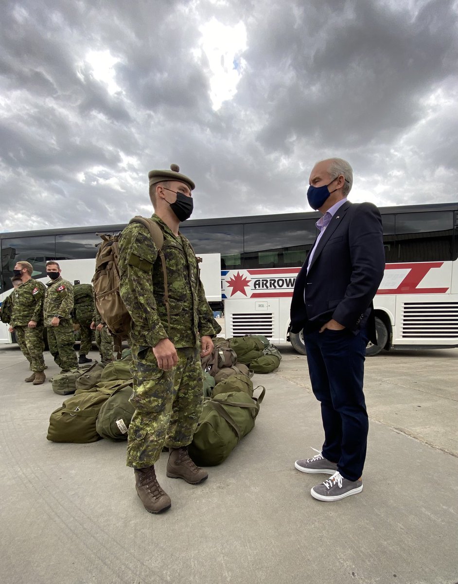 Conservative leader Erin O’Toole runs into Canadian Forces members on the tarmac on their way to CFB Wainwright. #cdnpoli #elxn44