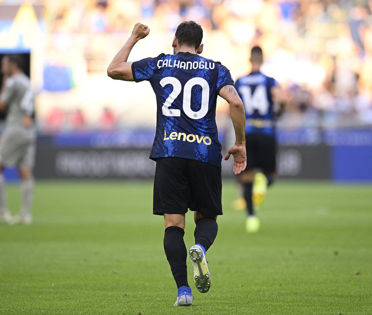 Footballogue's tweet photo. [#SerieA🇮🇹] INTER 4-0 GENOA

⏱ FIN DU MATCH !

⚽️ Skriniar
⚽️ Calhanoglu
⚽️ Vidal
⚽️ Dzeko

Premier match réussi pour l’Inter !

#INTGEN https://t.co/5uDPM5XNsO