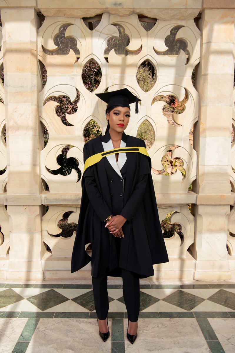 elaineofficial_'s tweet image. 👩🏽‍🎓🖤💫