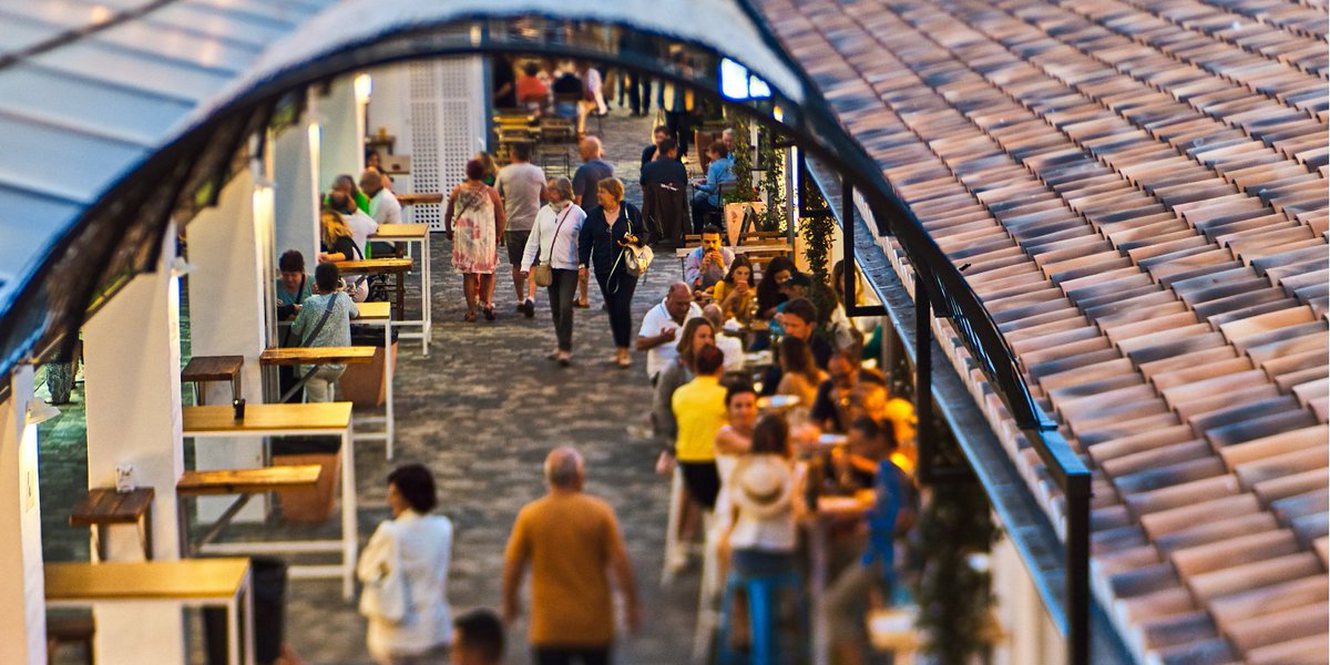 Como si fuera una calle muy mediterránea, con su plaza, sus luces y guirnaldas. <a href="/elsmagazinos/">Els Magazinos</a> nos sorprenden con una gran apuesta por la gastronomía. ¡Déjate llevar y ponle sabor a tus días en #Dénia! #MediterráneoEnVivo