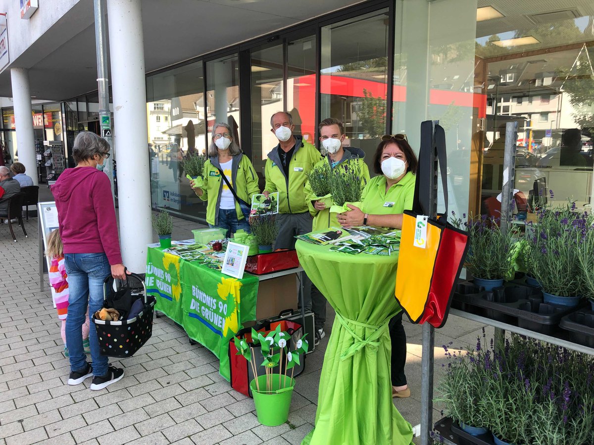 gruenehwagen's tweet photo. Auch in #Hückeswagen hat der #Straßenwahlkampf begonnen. Die #GRÜNEN verteilten insektenfreundliche #Blumen und natürlich #Infomaterial. https://t.co/kAqCFLaqs4