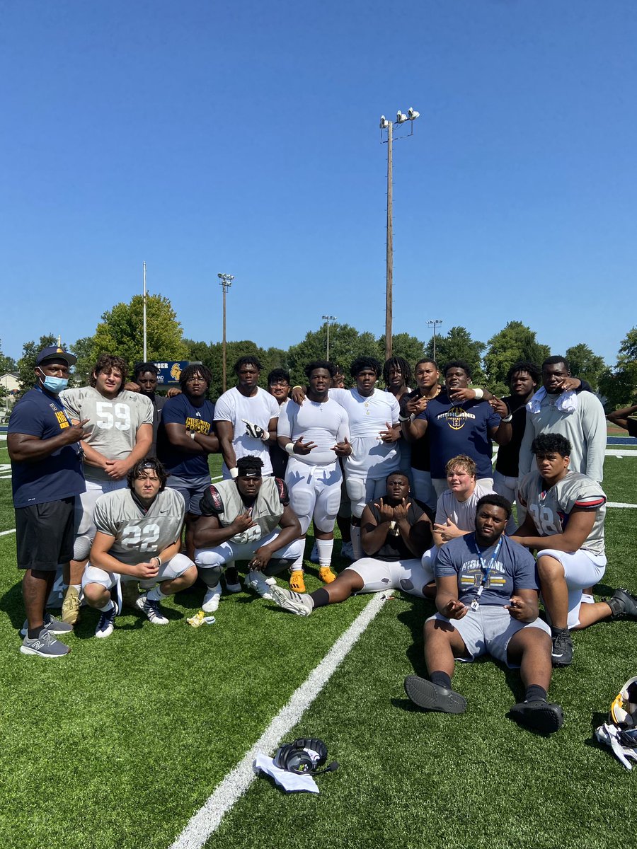 gus_campa's tweet photo. Dline U @gomab_3 #Startsupfront https://t.co/k9dRjgMVLg
