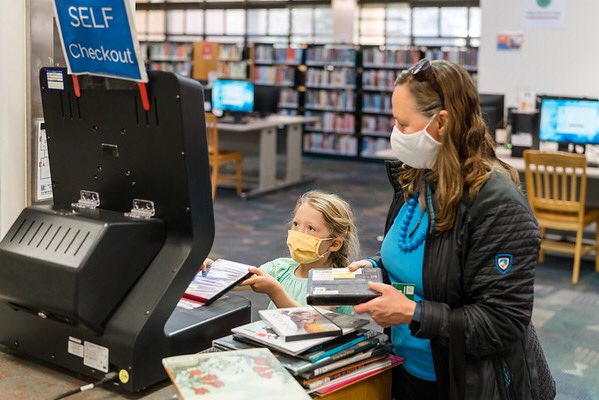 LoveBooksReston's tweet photo. Are you a #realtor in #Reston ? Reston Regional Library is a great feature of our community. Materials and programming for all — story time, 3D printing, hot topic lectures, you name it.
#free #local #ItsYourLibrary
@RestonAgent1 @mer4homes @The_Adams_Team @bestrestonagent https://t.co/XuCwcXV3v6