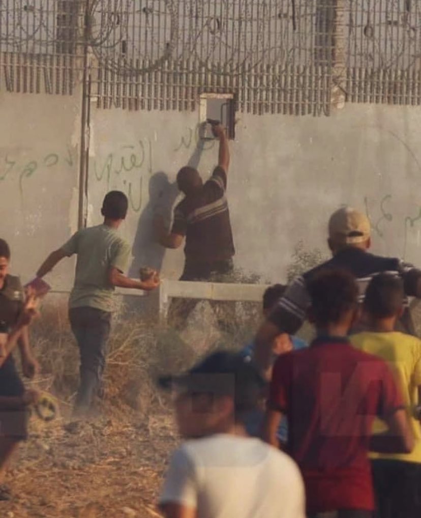 لَا يُقَاتِلُونَكُمْ جَمِيعًا إِلَّا فِي قُرًى مُّحَصَّنَةٍ أَوْ مِن وَرَاءِ جُدُرٍ ۚ بَأْسُهُم بَيْنَهُمْ شَدِيدٌ ۚ تَحْسَبُهُمْ جَمِيعًا وَقُلُوبُهُمْ شَتَّىٰ ۚ ذَٰلِكَ بِأَنَّهُمْ قَوْمٌ لَّا يَعْقِلُونَ (14) 

#غزة 
#فلسطين #العراق