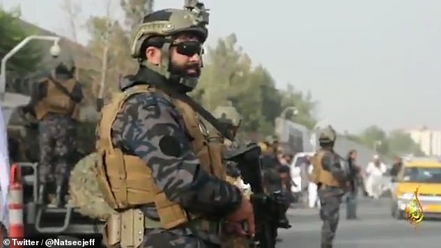 ibmvij's tweet photo. #Talibans #AfghanWomen #Afghanishtan @aajtak @ANI
To get a  job, luck shd favr than hard work
Ex: this man is member of spcl force #Badri313
see his face chubby cheek, overweight
frm body dimns, he is unfit 4 most  sports but in current geopltcl situation got job as special force https://t.co/llOtdYhmNh