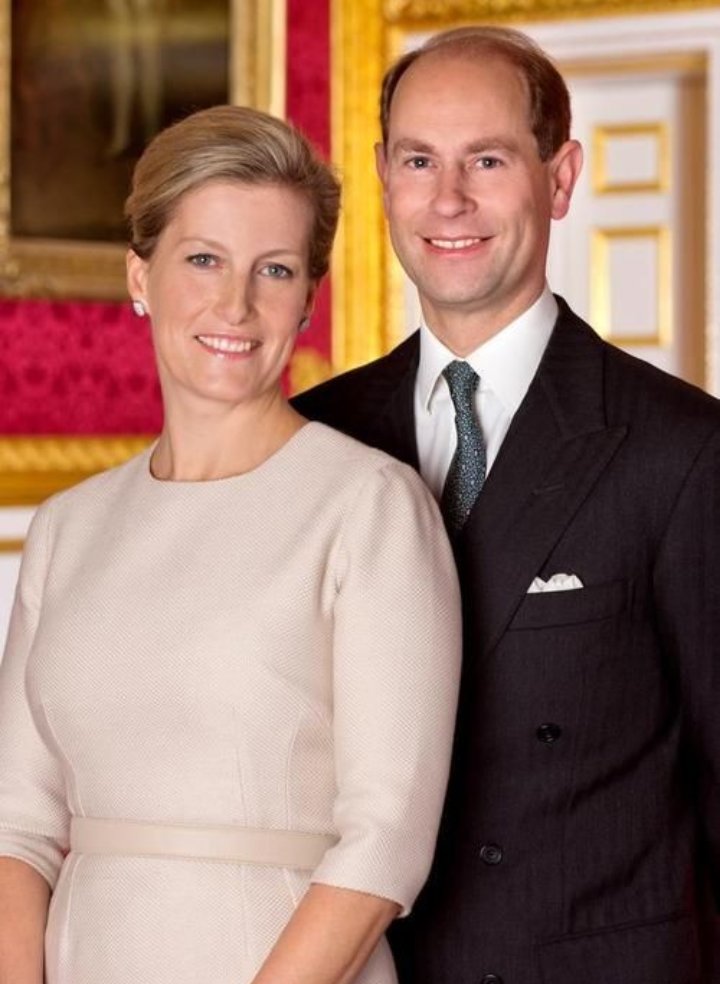 lovefamilywales's tweet image. The Queen should accept the fact that Andrew's done and there’s no way back to public life for him! She needs to remove all his official roles and give them to these WORKING ROYALS BECAUSE THEY'RE ALL RESPECTFUL WITH THE CROWN AND THEIR COUNTRY AND REPRESENT THEM BEAUTIFULLY 👑🇬🇧