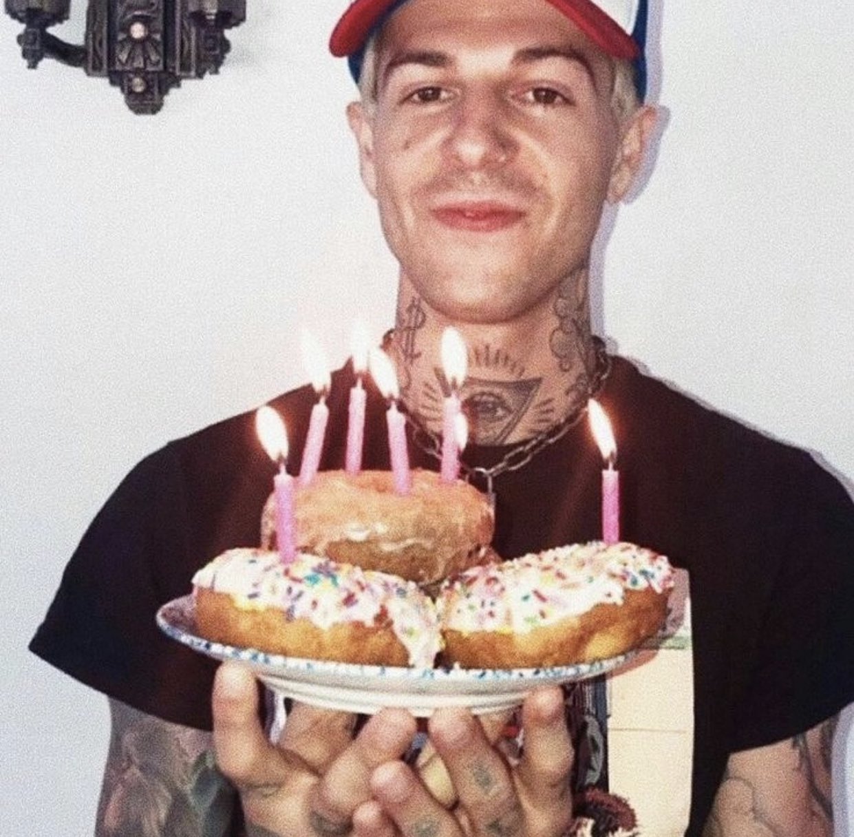 Tracklist on X: Jesse Rutherford, vocalista da banda The Neighbourhood,  está completando 30 anos hoje! ✨  / X