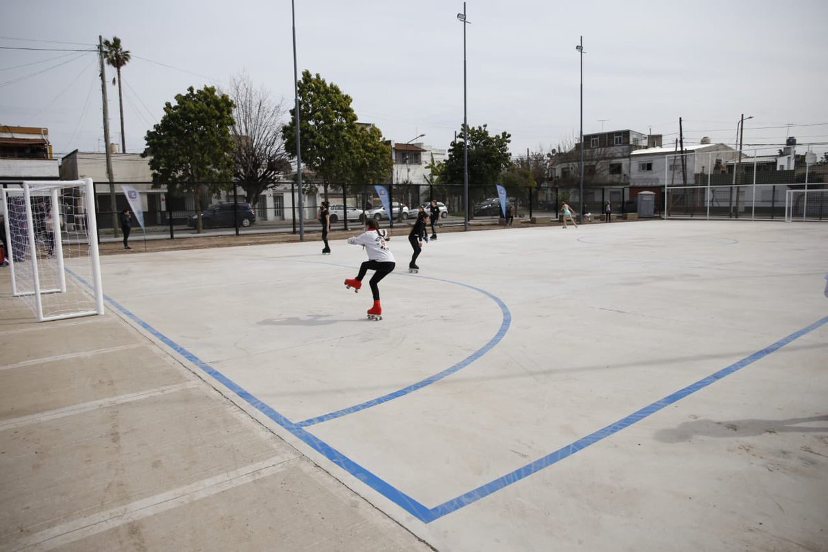 dievalen's tweet photo. Enorme emoción hoy en el nuevo #Cedem4 que ya están disfrutando los vecinos de Ciudadela. Un nuevo polideportivo para toda la familia, para todas las edades, para el deporte, para la salud y la seguridad. 💪💪💪 https://t.co/DBQJCYgjJz