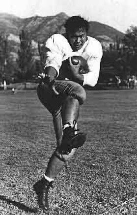 UtahMan1850's tweet photo. #Roadto63
Win #25 - 10/6/1951 - It was a sloppy game, Seth Branham scored the only TD for Utah and Charles Kalani's XP was the difference for the 7-6 win. Kalani was inducted into the WWE Hall of Fame this year. He was known as Professor Tanaka and was a WWF World Tag Team Champ https://t.co/87owCRLVZk