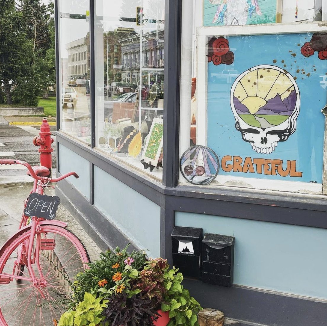 beckyjewell's tweet photo. If you're in Leadville today to watch the #LT100 be sure to stop by Harperrose Studios in town, tons of local art, some of my paintings and stickers are there too! It's the shop with the pink bike outside, can't miss it. #leadville https://t.co/RuYePodL7e