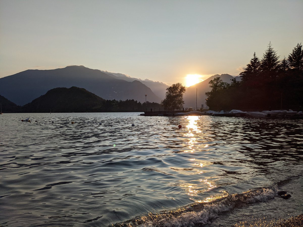 Davidego80's tweet photo. I tramonti vicino a casa ...
#sunset #comolake #piona https://t.co/TNUDImEN6Z