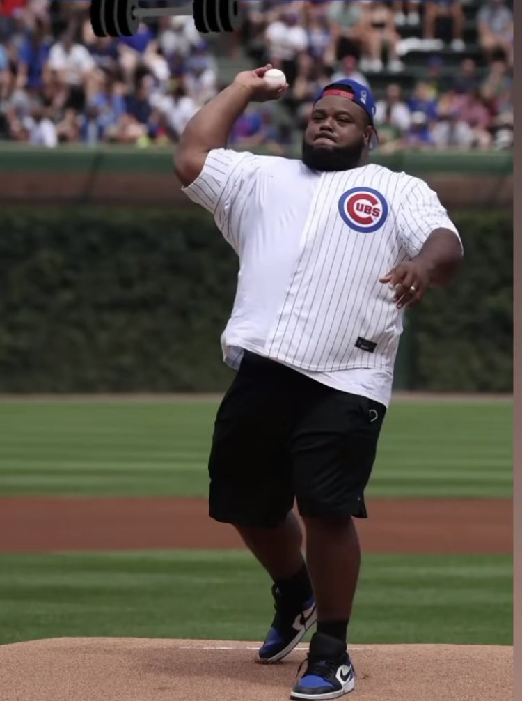 jamusedwards's tweet photo. Proud of Owensboro’s very own @JuliusMaddox4. Threw out the first pitch @Cubs @WrigleyBlog today & will break the world bench pressing record tonight w/ an 800 pound lift at Wrigley. Most importantly, Jesus is His Lord & he gives God all the glory #wrigleyfield #irregularstrength https://t.co/ALkDs59tUz