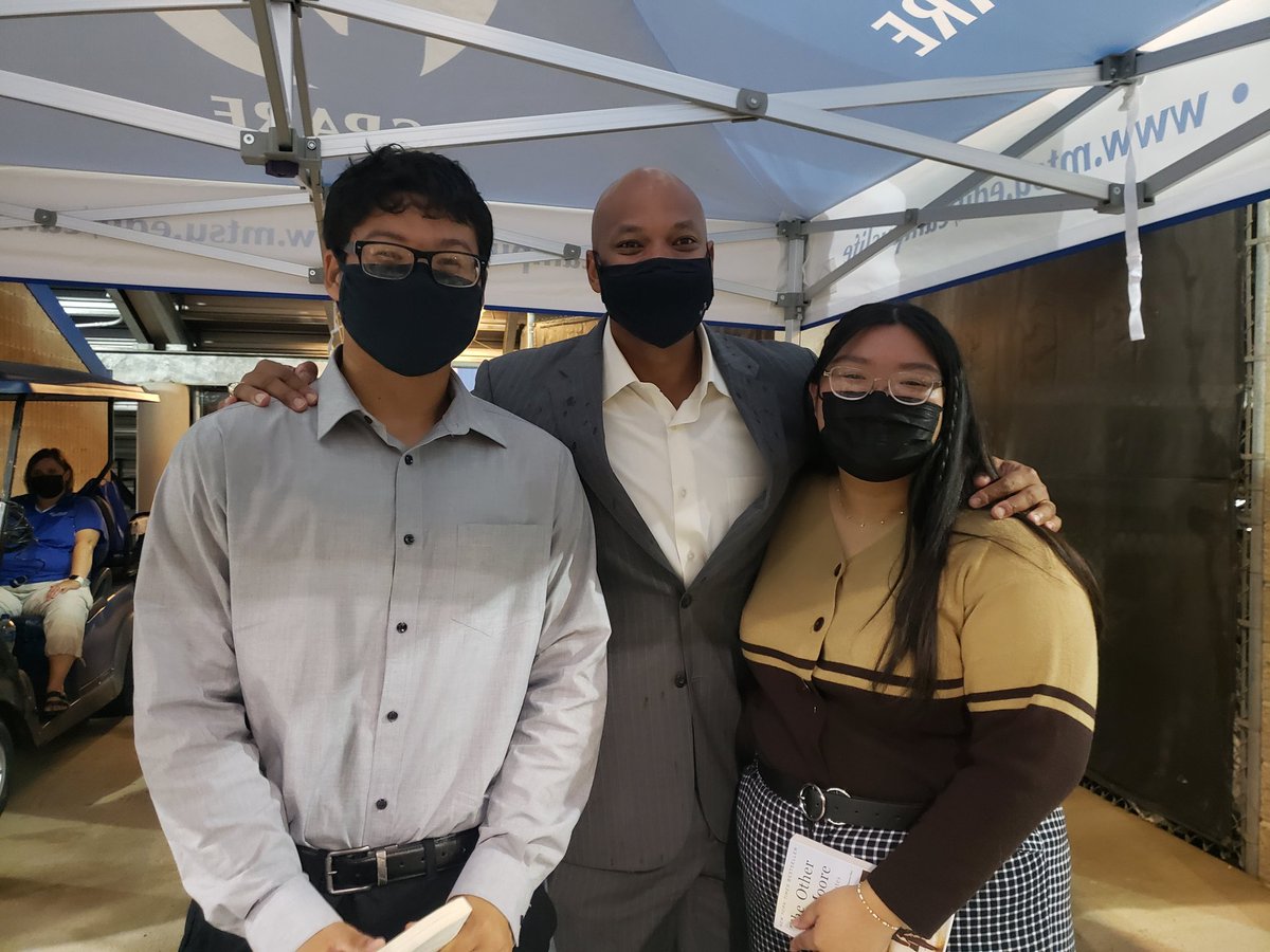 Enjoyed meeting Wes Moore at MTSU tonight with our essay winners, Kaw and Dena (Karolin was unable to attend.) They introduced us by name and said "Smyrna High consistently produces excellent writers." <a href="/SmyrnaBulldog/">Smyrna Bulldog</a> #onlyoneshs