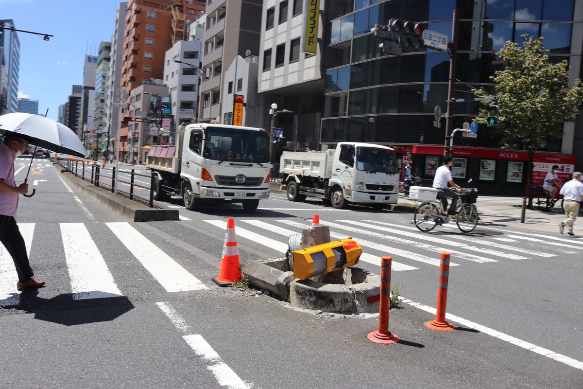 chadwickfeijen's tweet photo. When people argue for cyclists to “share the road” share this image. Now replace the steel with bones and the glass with skin, and the lights with life. Cyclists ride on the sidewalk, not because they enjoy weaving between people, they just don’t want to get clipped off by trucks https://t.co/iXTKEAPuaU