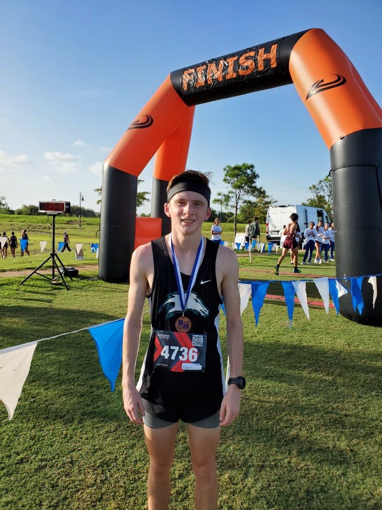 PmemorialXC's tweet photo. Another fantastic day for @PMHS_Mavs @PasadenaISD_TX cross country!

Jake Cruz took 10th and medaled in the Boys Gold

All varsity runners improved their 5K time significantly

Our JV team added 3 new members this race!

GO MAVS!!! https://t.co/mkwx42Uuih