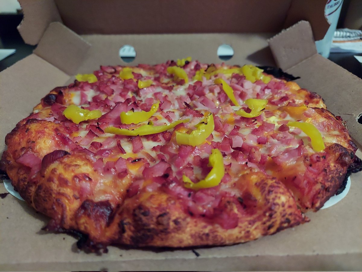 COwsley33's tweet photo. Decided I deserved a little treat
Thanks @HappyJoesPizza
#SnackinWithOrtega #canadianstrongstyle๐จ๐ฆ #canadianbacon #bananapeppers
#pizza #delivery https://t.co/rcX6Fn5gjw