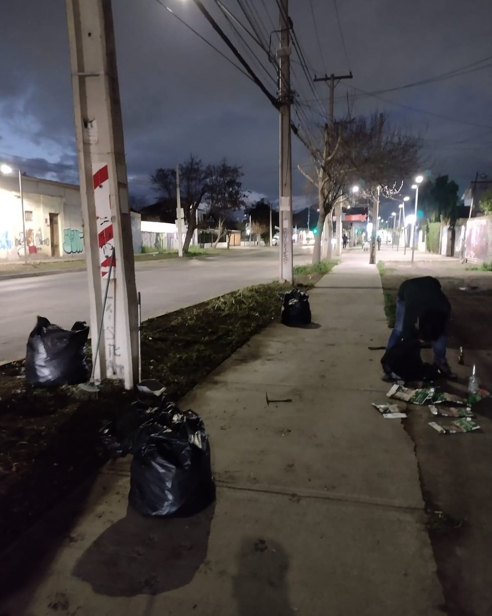 ComunesQN's tweet photo. Hoy como comunal estuvimos en  la esquina de Sergio Valdovinos con el Quilo desmalezando el lugar, esto a petición de una vecina de nuestra querida comuna ❤️
Cada vez que nuestra comunidad nos necesite, ahí estaremos ✌️

¡Construyendo desde los territorios! https://t.co/qpEdO5V21r