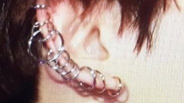 bbhsfile's tweet image. remember when baekhyun wore 10 hoops on his one ear #백현