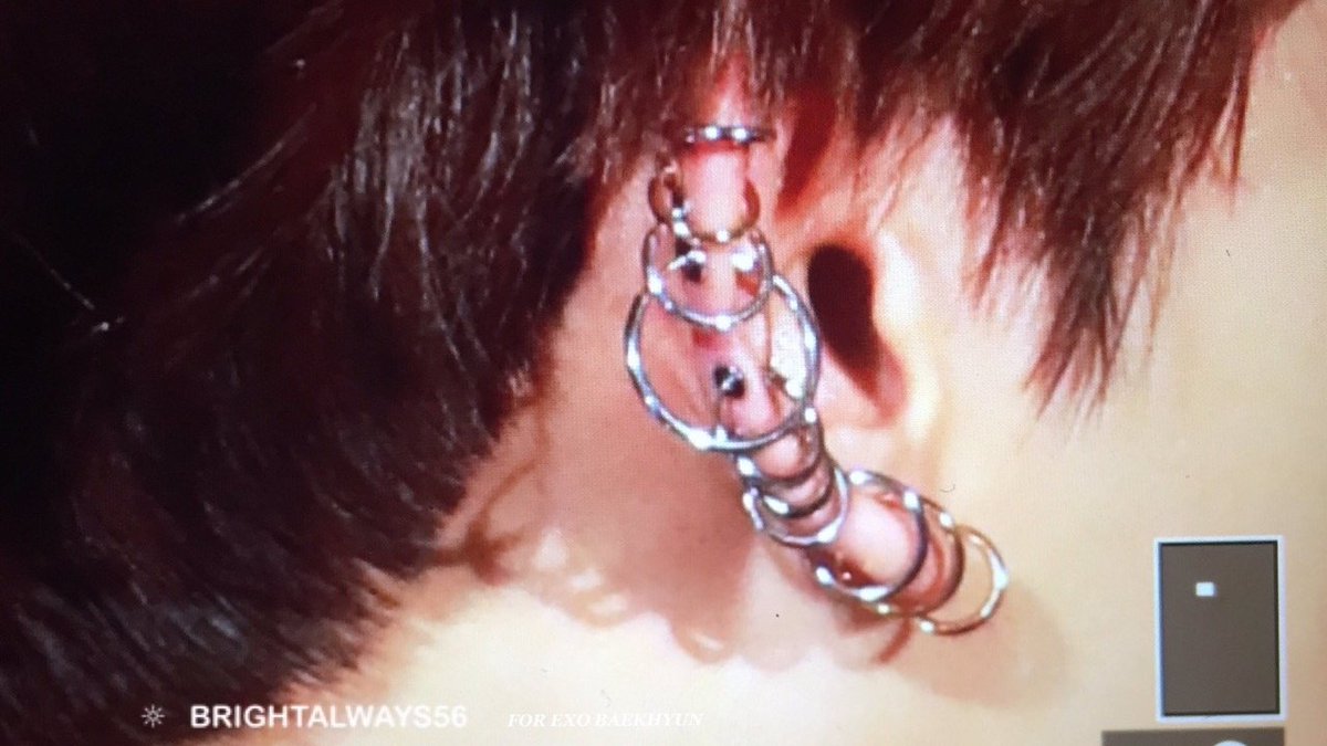 bbhsfile's tweet image. remember when baekhyun wore 10 hoops on his one ear #백현