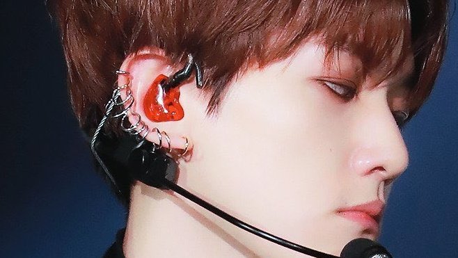 bbhsfile's tweet image. remember when baekhyun wore 10 hoops on his one ear #백현