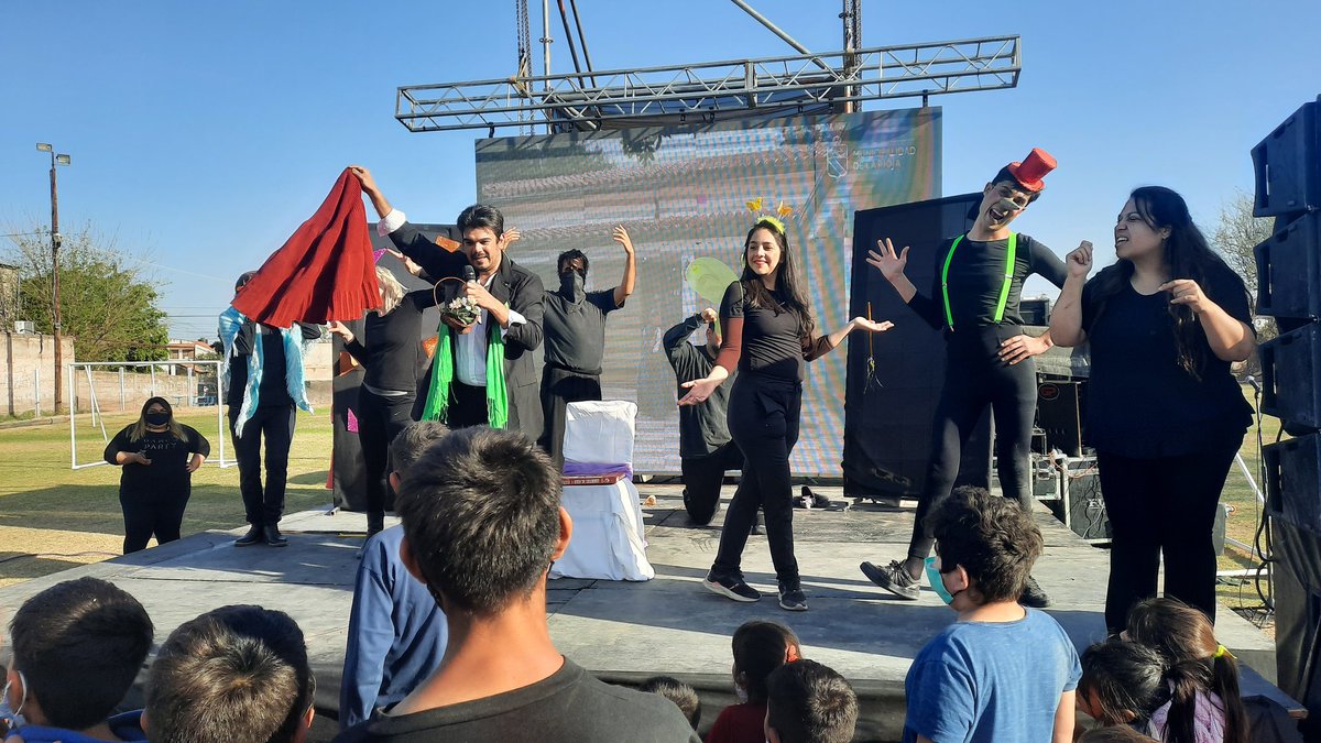 municipalidadlr's tweet photo. CHIQUILANDIA ZONA NORTE 
Con juegos, deporte y actividades recreativas, los niños y niñas descubren lo importante que es el cuidado de los adultos, el respeto, la salud, la educación y la libertad de expresión. 
Estamos en el centro vecinal del Barrio Pozo de Vargas. https://t.co/d8mjBkVA56