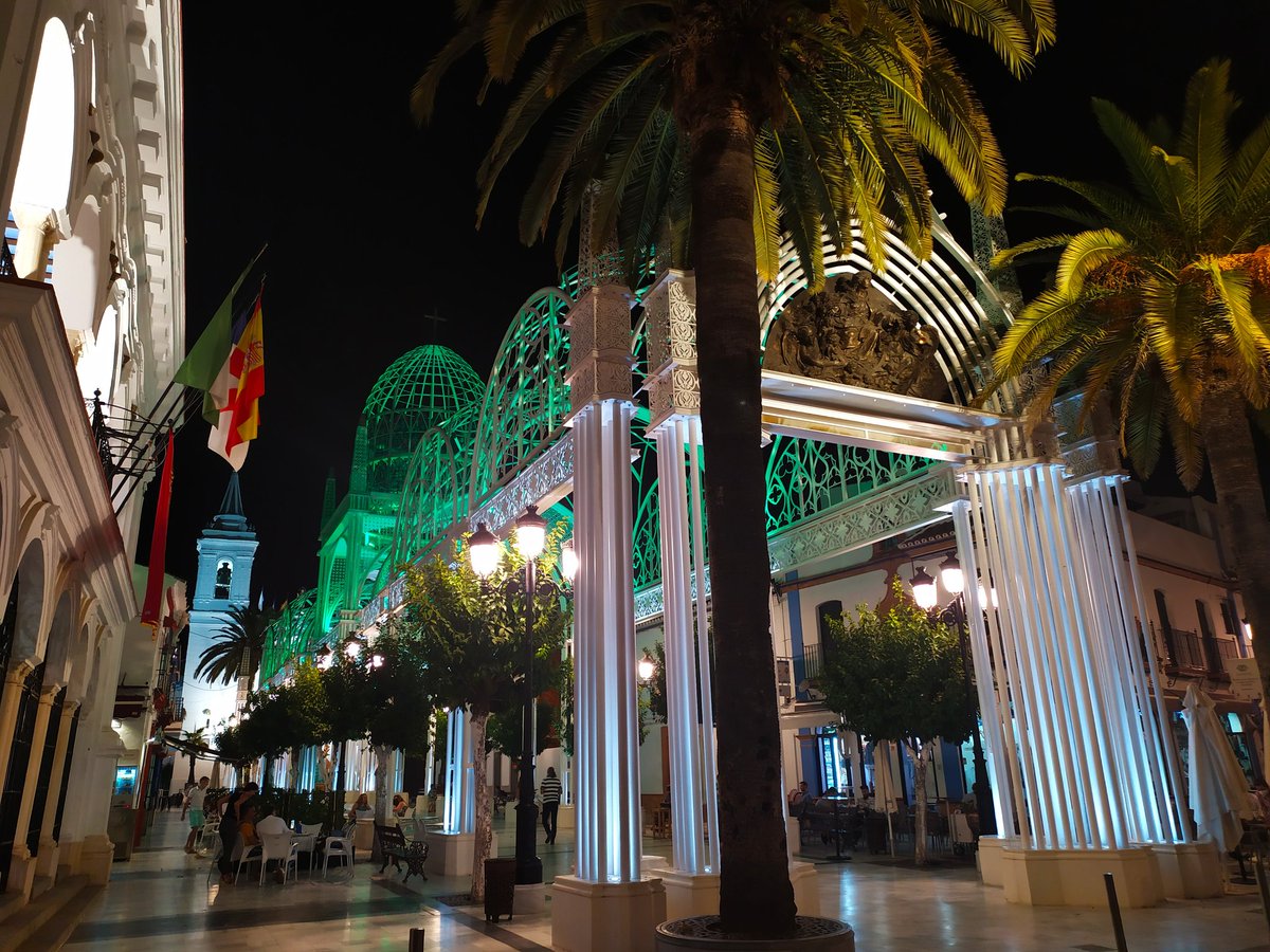 Catedral efímera proyectada para nueve meses, pero la historia ha decidido otra cosa, al menos estará casi 3 años 😯
#Almonte #Rocío