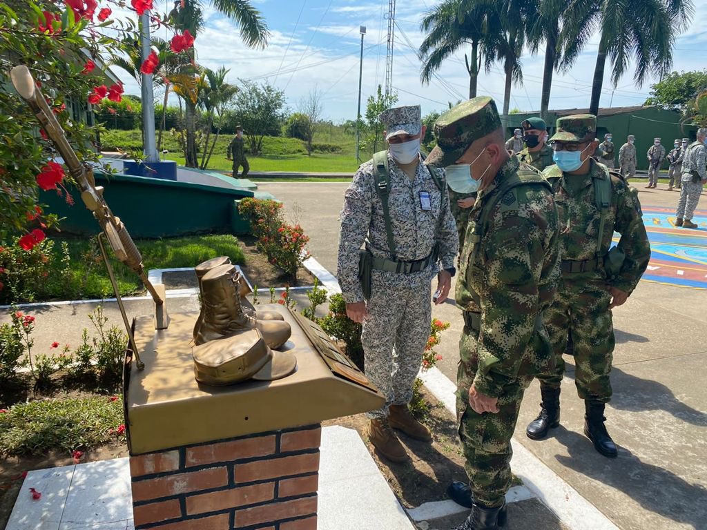 FNA_ArmadaCol's tweet photo. En las instalaciones del #BFIM32 en San José del #Guaviare, recibimos la visita del Sargento Mayor de Comando @COL_EJERCITO, quien entregó un afectuoso saludo de agradecimiento al personal por el óptimo desempeño operacional en los departamentos de Guaviare y Meta. https://t.co/5ixL10MeYo